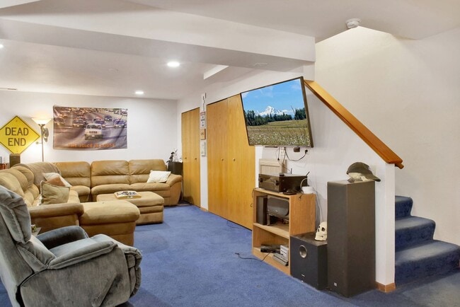 Building Photo - Preleasing Now! Available early August! 7 Bed, 2.5 Bath House!