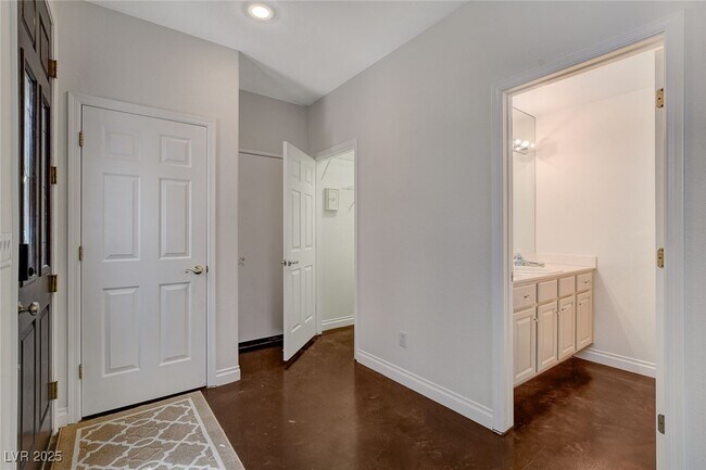 Building Photo - 9420 San Laguna Ct