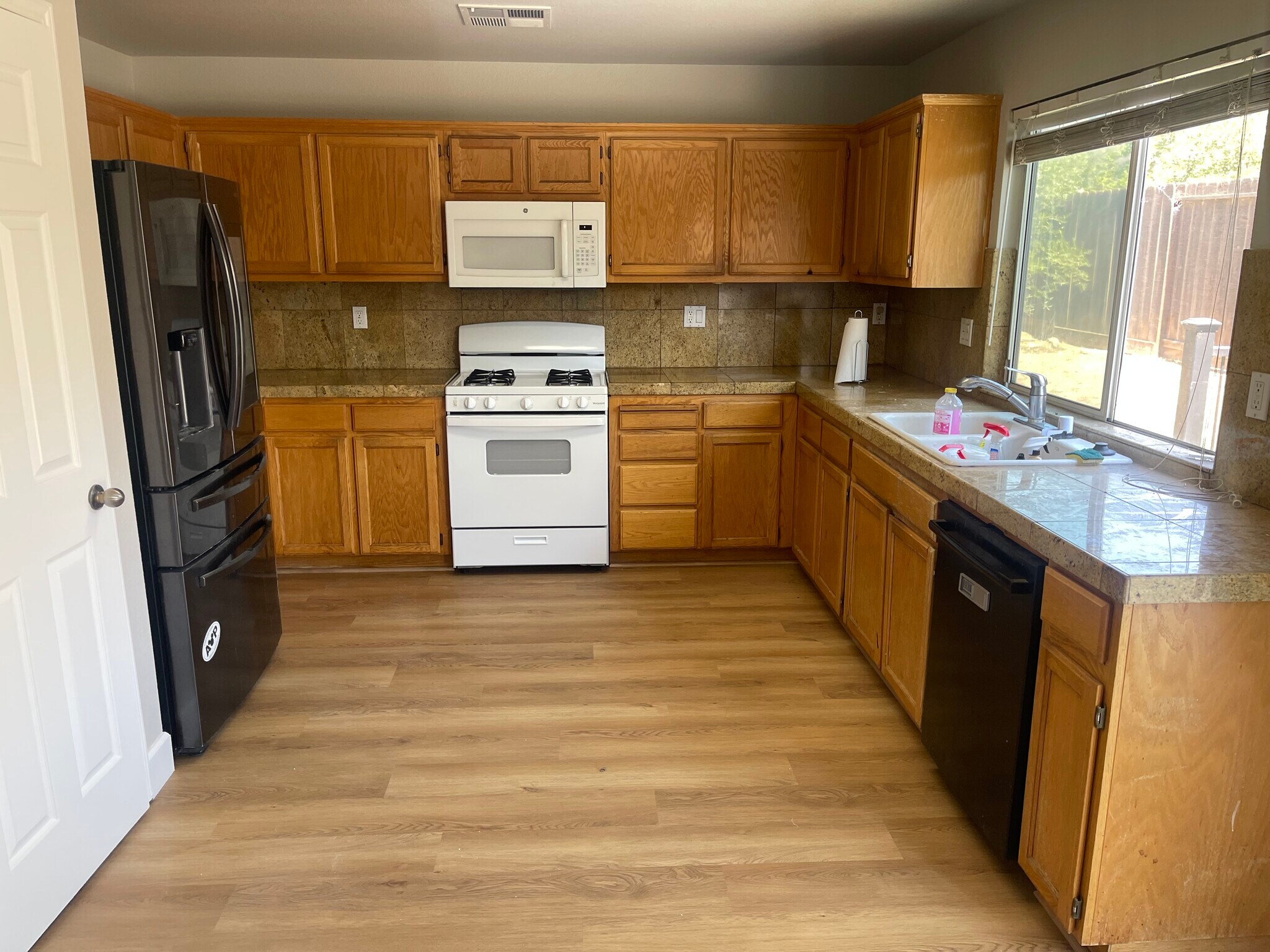 New gas stove, large fridge and new laminated flooring - 3978 Seagull Ct