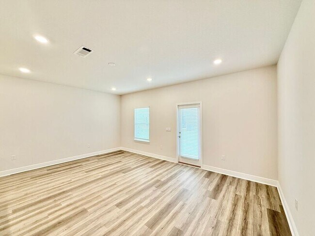 Building Photo - 2479 Cliff Hollow Cir