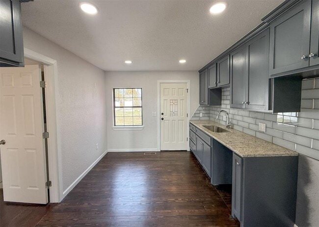 Building Photo - 203 W Dale St