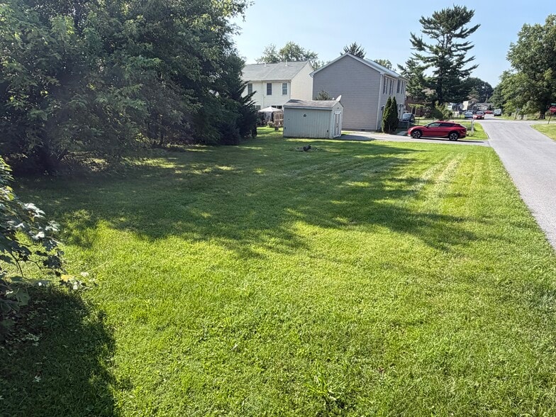 large side yard for recreation - 903 Harwood Rd