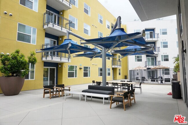 Building Photo - 10568 Gateway Prom