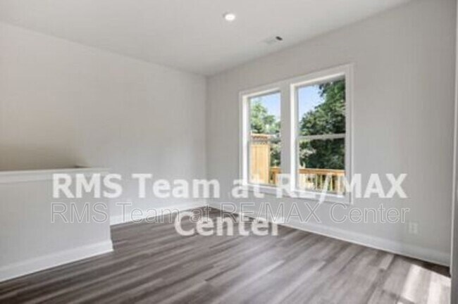 Building Photo - 1650 Mountain Top Ln