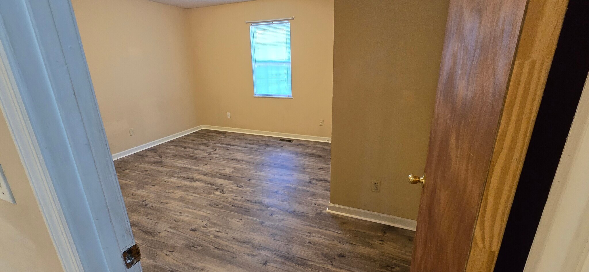 front bedroom - 107 N Roosevelt St