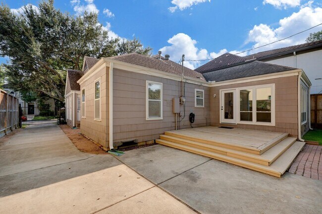 Building Photo - 2910 Plumb St