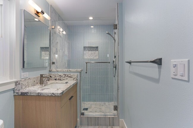 Building Photo - FULLY RENOVATED 3 BEDROOM, 2 BATHROOM IN E...