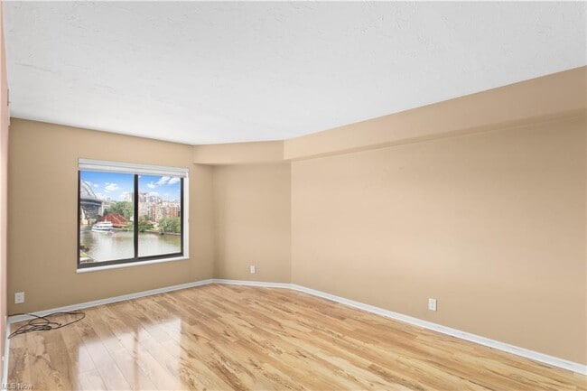 Building Photo - 1444 W 10th St