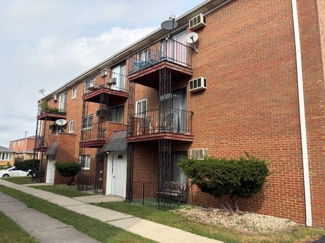 Primary Photo - 6153 W 64th Pl