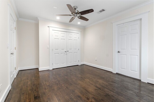 Building Photo - 814 E 23rd St