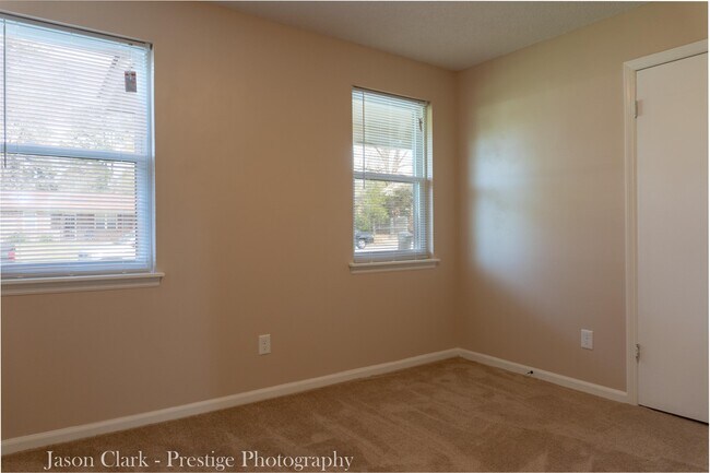 Building Photo - 2708 E Antler Dr