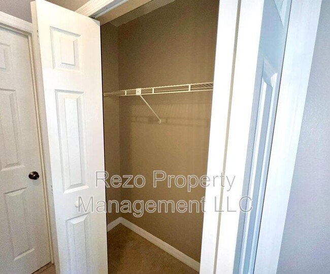 Building Photo - 5005 Lindsay Ct