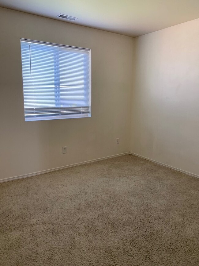 Building Photo - 2 Bedroom 1 Bathroom Unit in 8 Plex