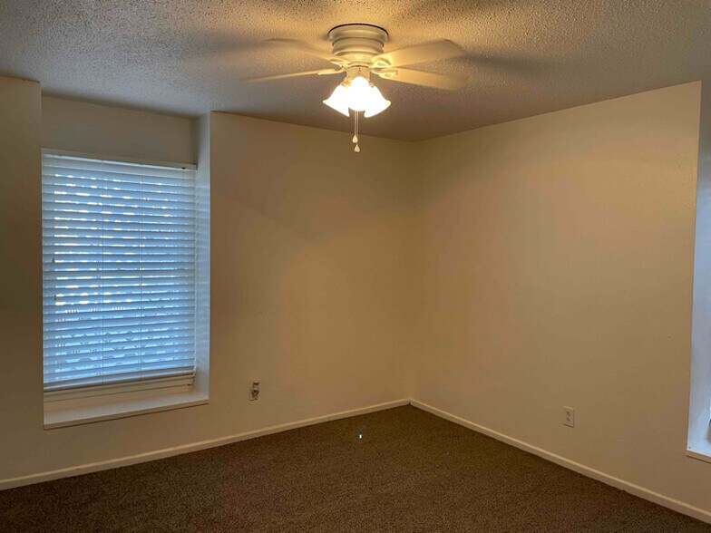 Building Photo - 1347 65th Dr