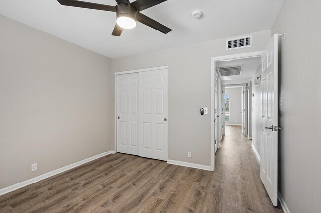 Building Photo - 8734 W Bloomfield Rd