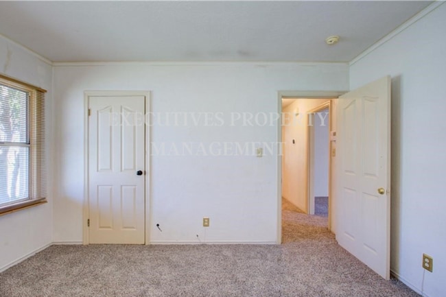 Building Photo - 859 W 21st St