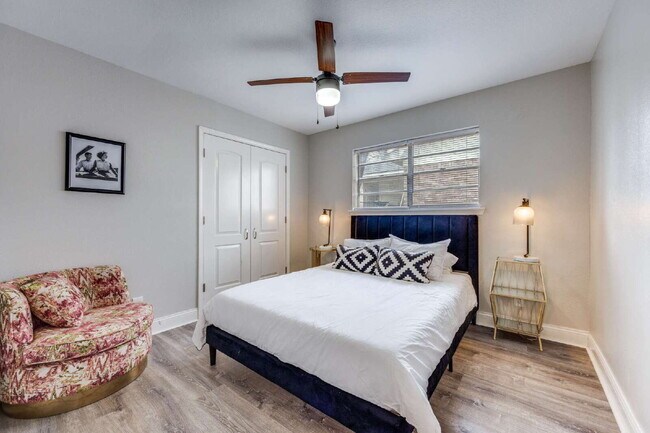 Building Photo - Fully Furnished, Updated 2BR Duplex in Quiet West Sherman