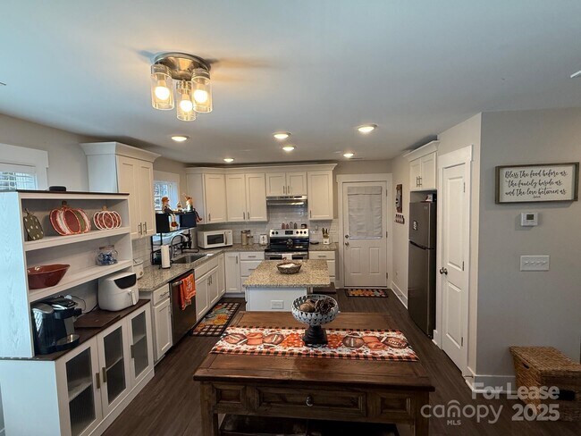 Building Photo - 518 Lake Head Rd