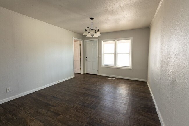 Building Photo - 3 BED/ 1 BATH IN UP AND COMING NEIGHBORHOOD