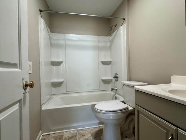 Building Photo - 2 Bedroom, 1 Bathroom House in High Point!