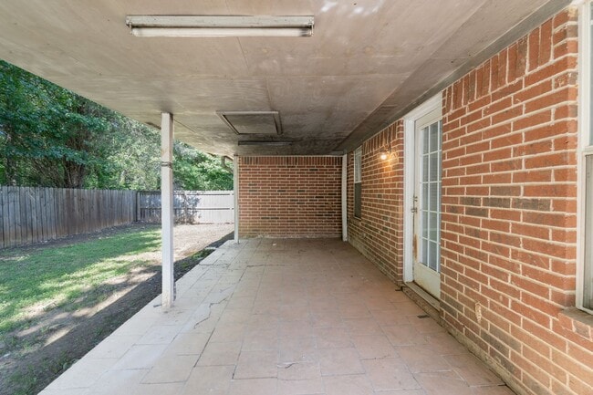 Building Photo - Freshly Updated 3 Bed, 2 Bath Home in Fort...