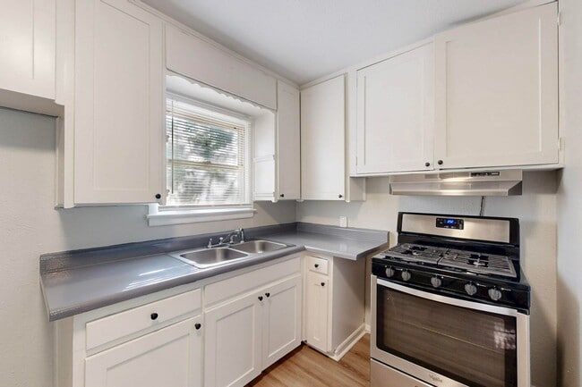 Building Photo - Charming 2-Bedroom Cottage with Big Backyard