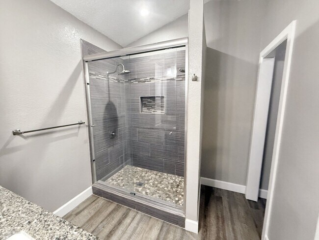 Building Photo - Comfortable 3-Bedroom Home for Lease in Ke...