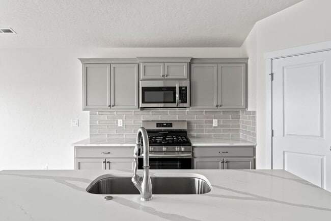 Building Photo - 10419 Rockaway Ridge St