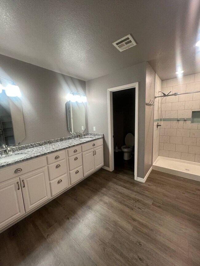Building Photo - COMING SOON IN NEOSHO MO!!!  Beautiful 3 bedroom, 2 bathroom home in Neosho in adorable neighborh...