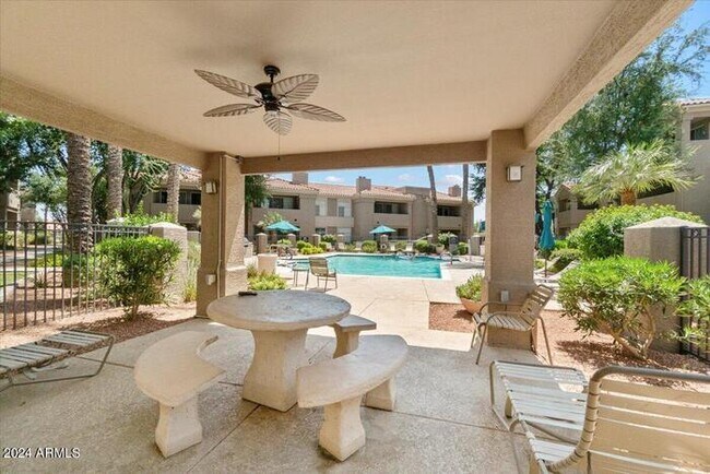 Building Photo - Stunning and spacious Portofino condo at Lakewood.