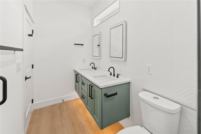 Building Photo - 3321 Hemlock Ave