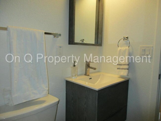 Building Photo - 646 N 10th Ave