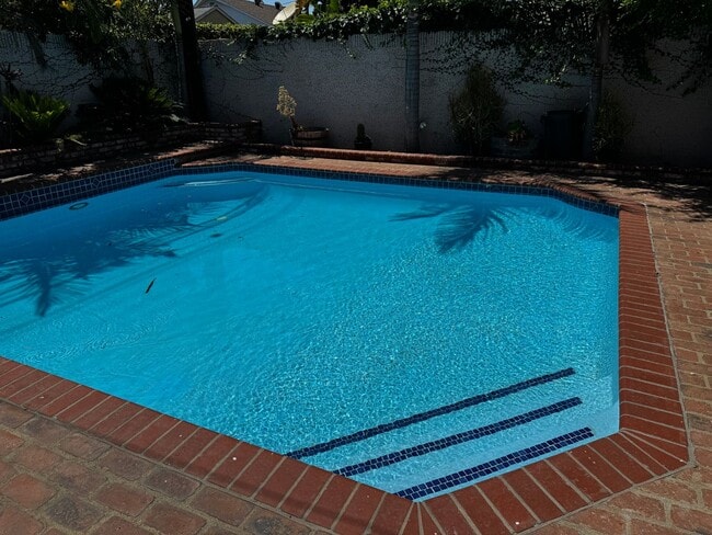 Building Photo - Three Bedroom Pool Home for Rent in Downey!