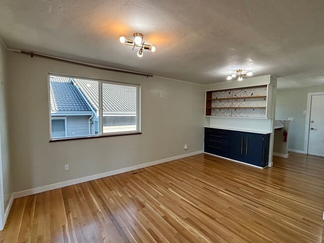 Building Photo - 3257 Halverson Ave