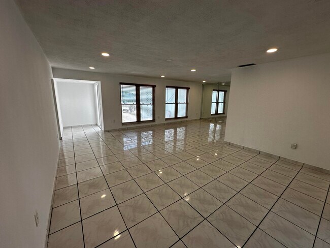 Building Photo - 7725 Grandview Blvd
