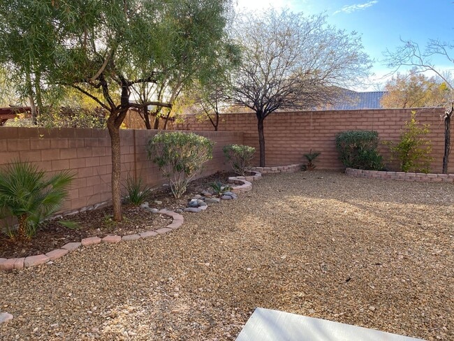 Building Photo - Gorgeous 4Bed/2.5Bath/2Car, 2-Story Residence with Loft in Mountains Edge Area gated Community!