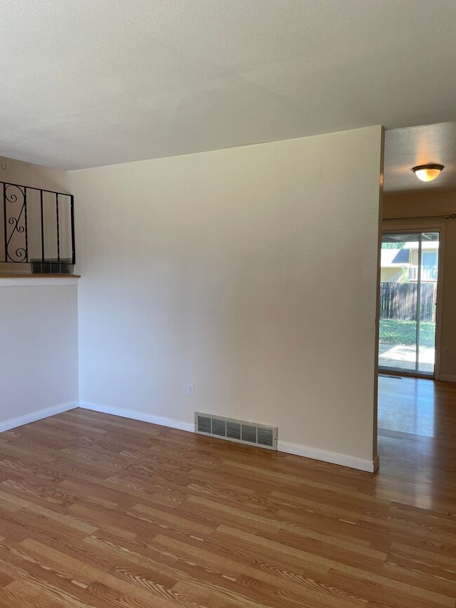 Building Photo - STUDENTS WELCOME! 3 Bed 1.5 Bath Home in g...