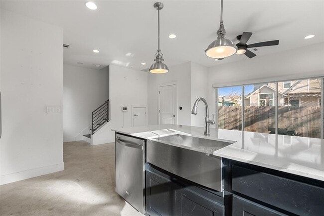 Building Photo - 1003 Fiesta St