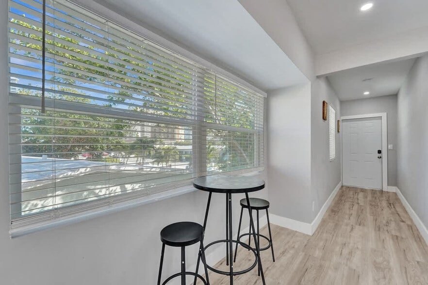 Building Photo - 906 N Riverside Dr