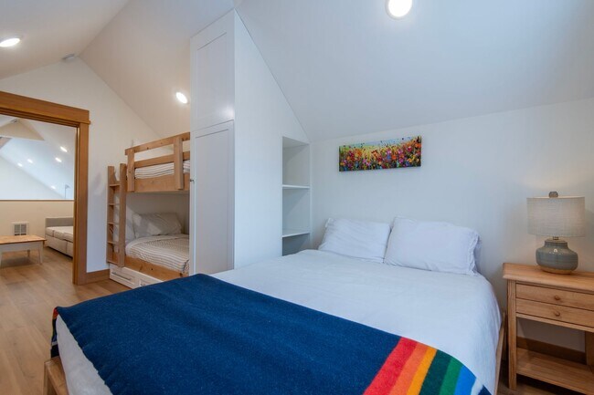 Building Photo - Seasonal Rental 10/1/25 - 5/30/26 Modern F...