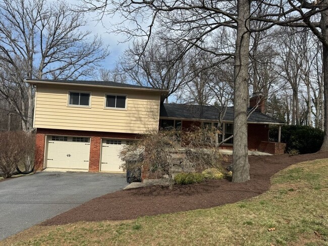 Building Photo - Amazing  split-level home in Ashby Heights!