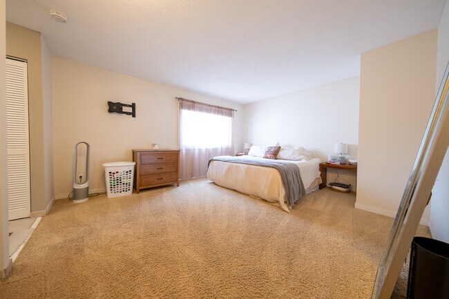 Building Photo - 3477 Pilgrim Ln N