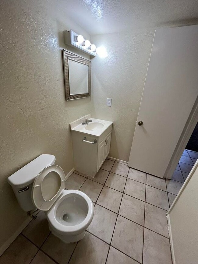 Building Photo - Nice 3 Bedroom Home