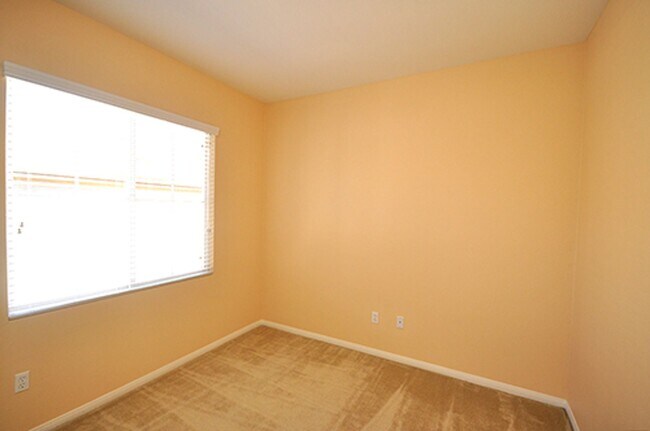 Building Photo - Spacious 5 Bedroom Family Home in Rancho del Oro!