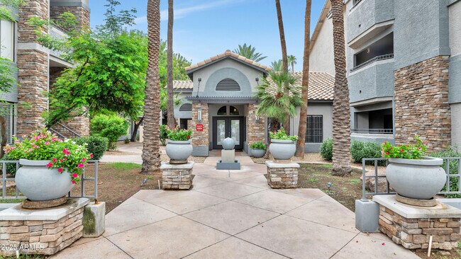 Building Photo - 2025 E Campbell Ave