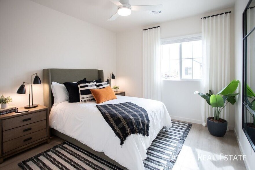 Building Photo - 1120 W Villa Theresa Dr