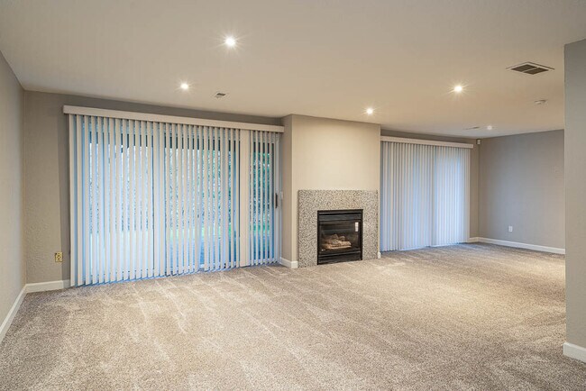 Building Photo - 746 Hilltop Ln