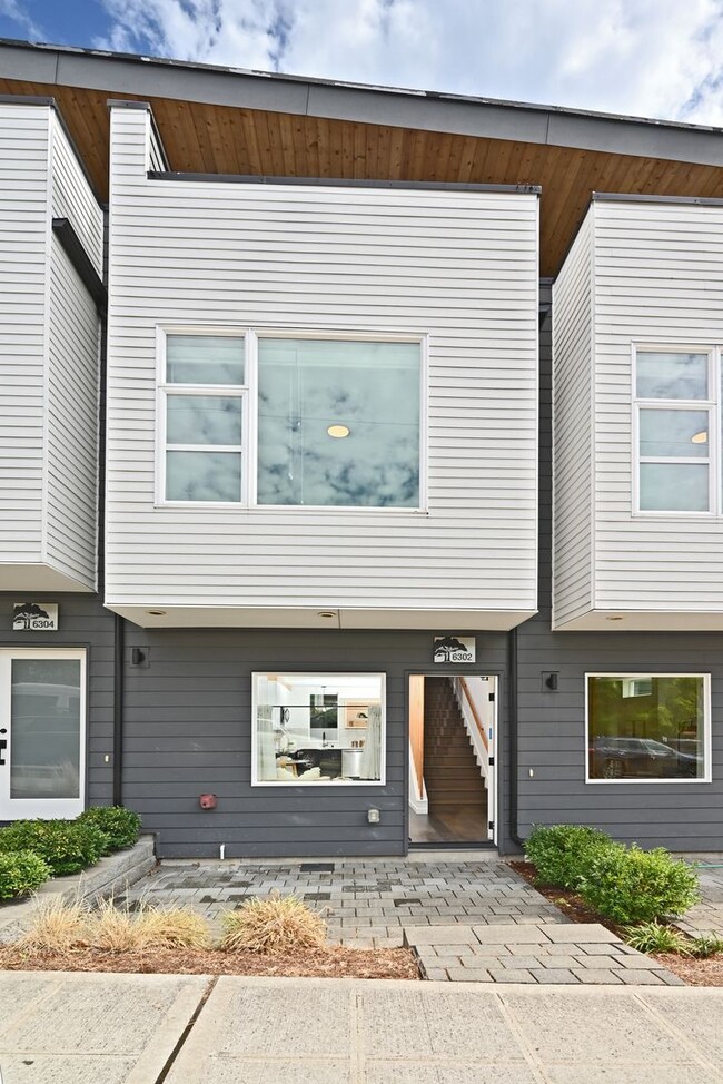 Building Photo - Modern 3-Level Townhome (2020) with Private Roof Deck & A/C