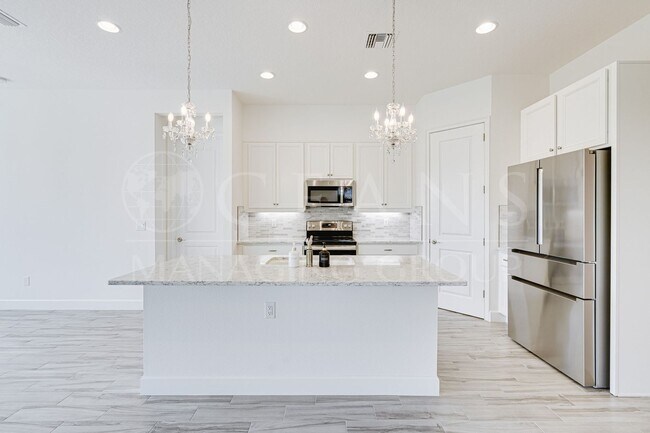 Building Photo - Luxurious 3-Bedroom Home Backing to a Natu...