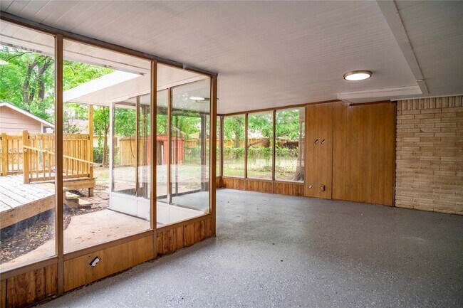 Building Photo - 9214 Woodland Oaks Dr